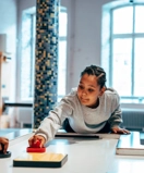 Tjej spelar airhockey