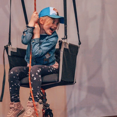 tjej drar upp sig i stol-experiment