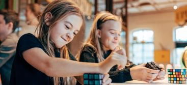 Två flickor löser rubiks kub