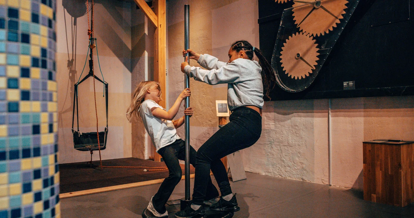 Tjejer snurrar på ett experiment