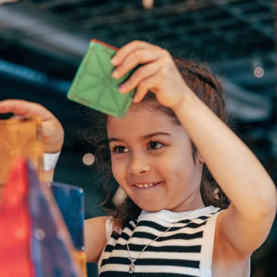 tjej bygger med magneter