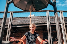 Barn cyklar i vatten