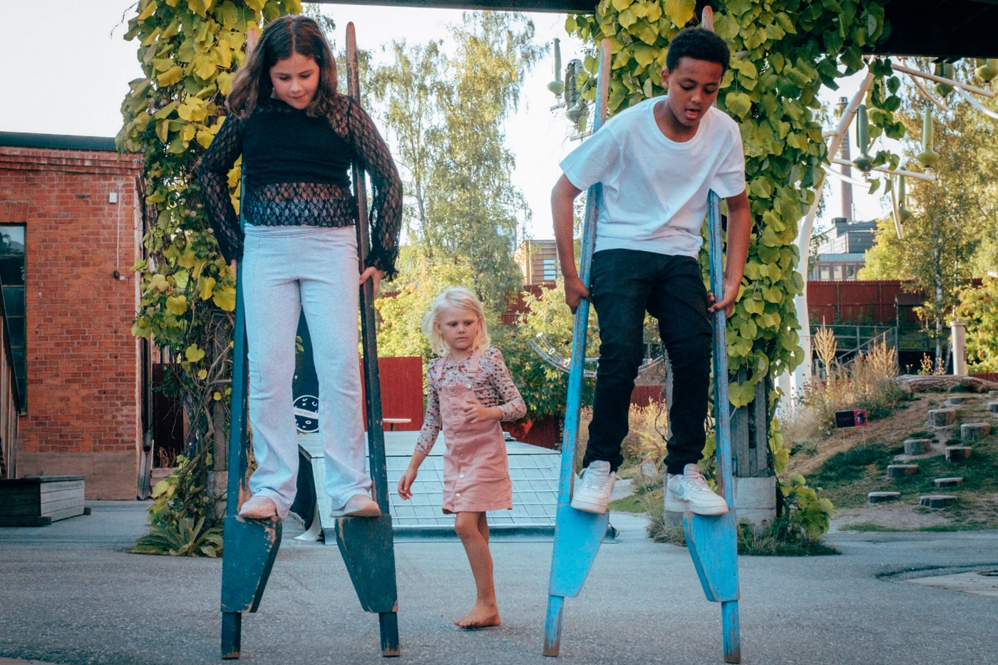 Barn går på styltor