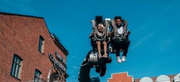 Två barn i robocoaster