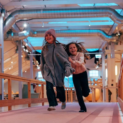 Två-barn-springer-på-löparbanan