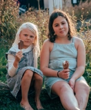 Två flickor äter glass