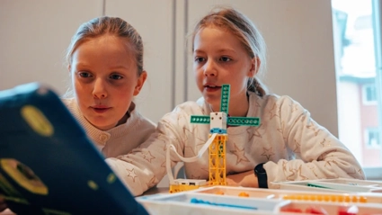 Två tjejer bygger Lego Spike