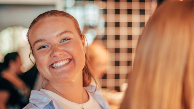 En kvinna med stort leende