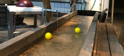 Två gula bollar som rinner genom vattenrännan