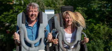 Vuxen och barn i robocoaster