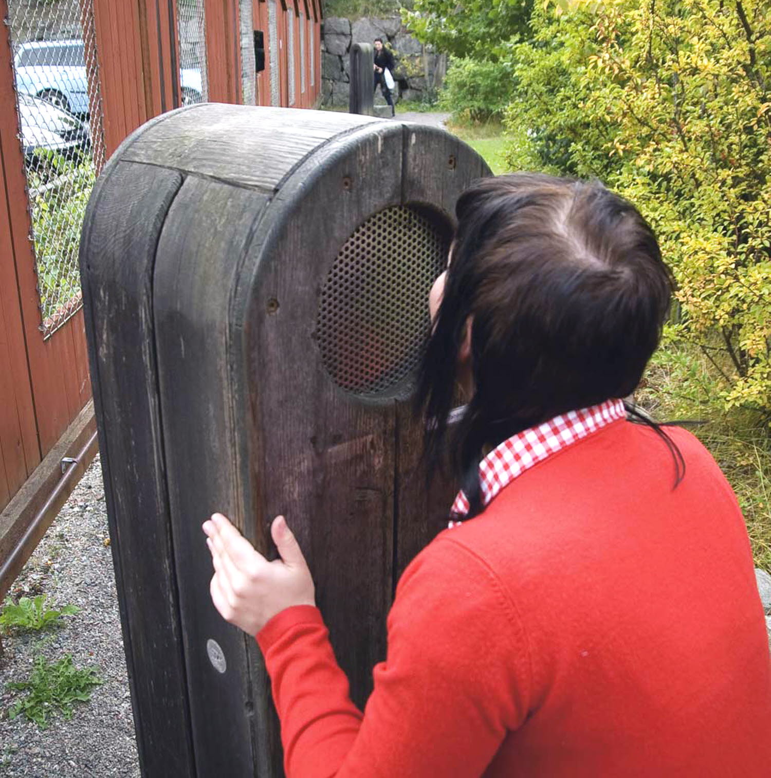 En person provar experimentet Talröret En person provar experimentet Talröret