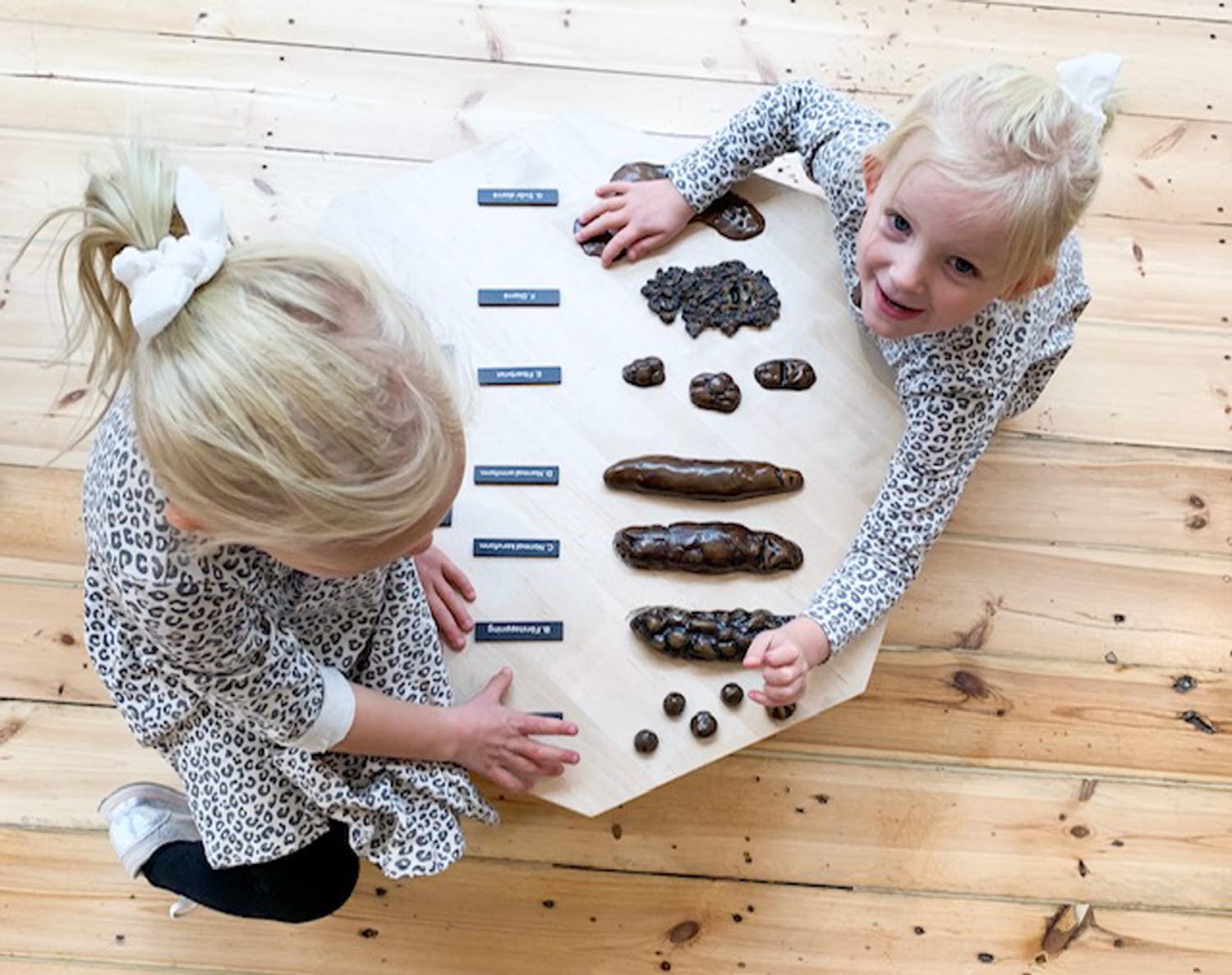 Två barn tittar på experimentet Inte bara bajs Två barn tittar på experimentet Inte bara bajs