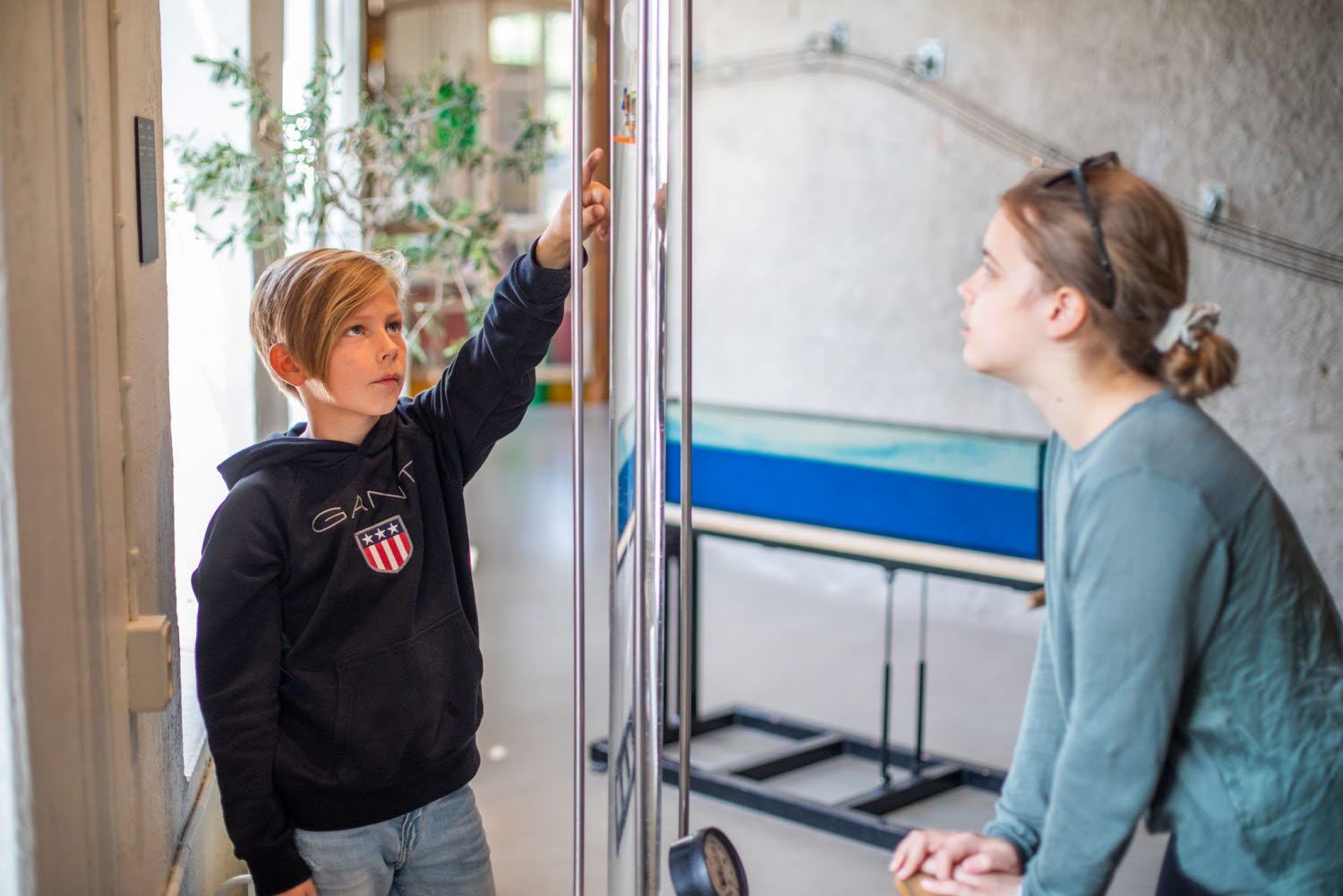 Två barn provar experimentet Dykaren Två barn provar experimentet Dykaren