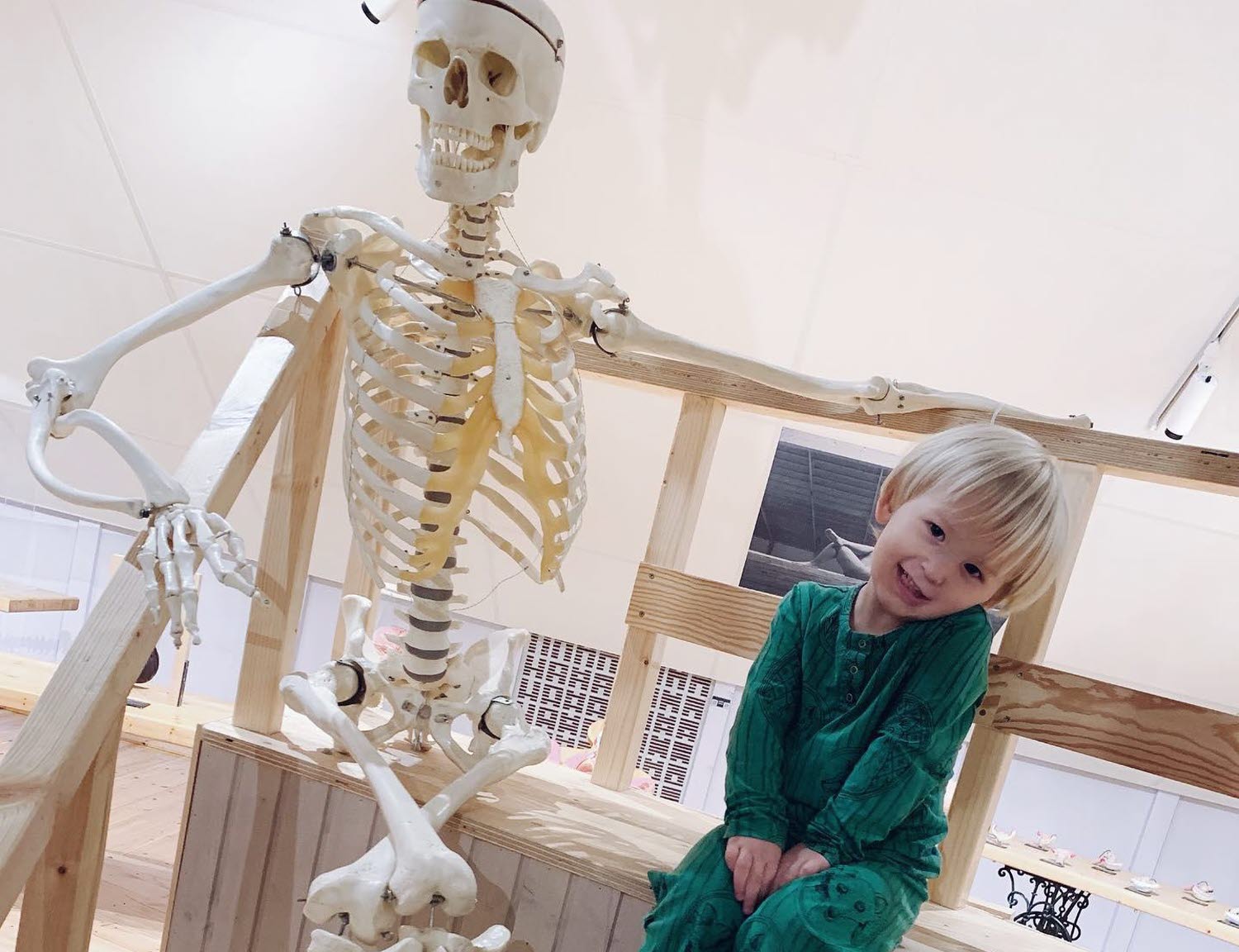 Ett barn sitter bredvid experimentet Skelettet Ett barn sitter bredvid experimentet Skelettet