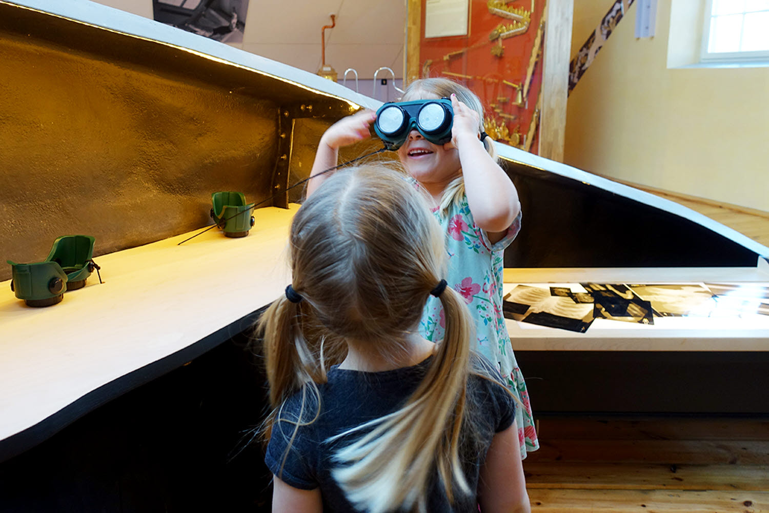 Två barn provar experimentet Synfelsglasögonen Två barn provar experimentet Synfelsglasögonen