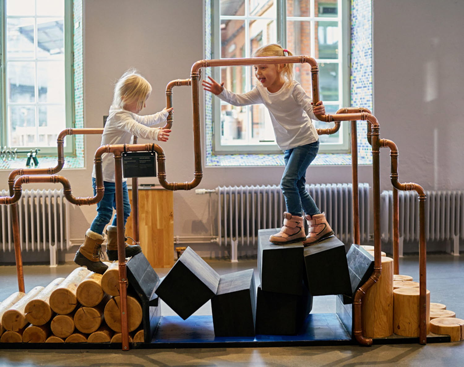 Två barn klättrar på Brovalvet Två barn klättrar på Brovalvet