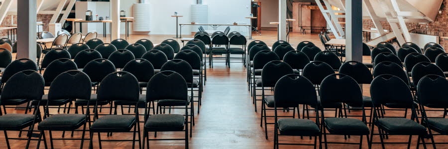 konferensstolar i oppen vindslokal