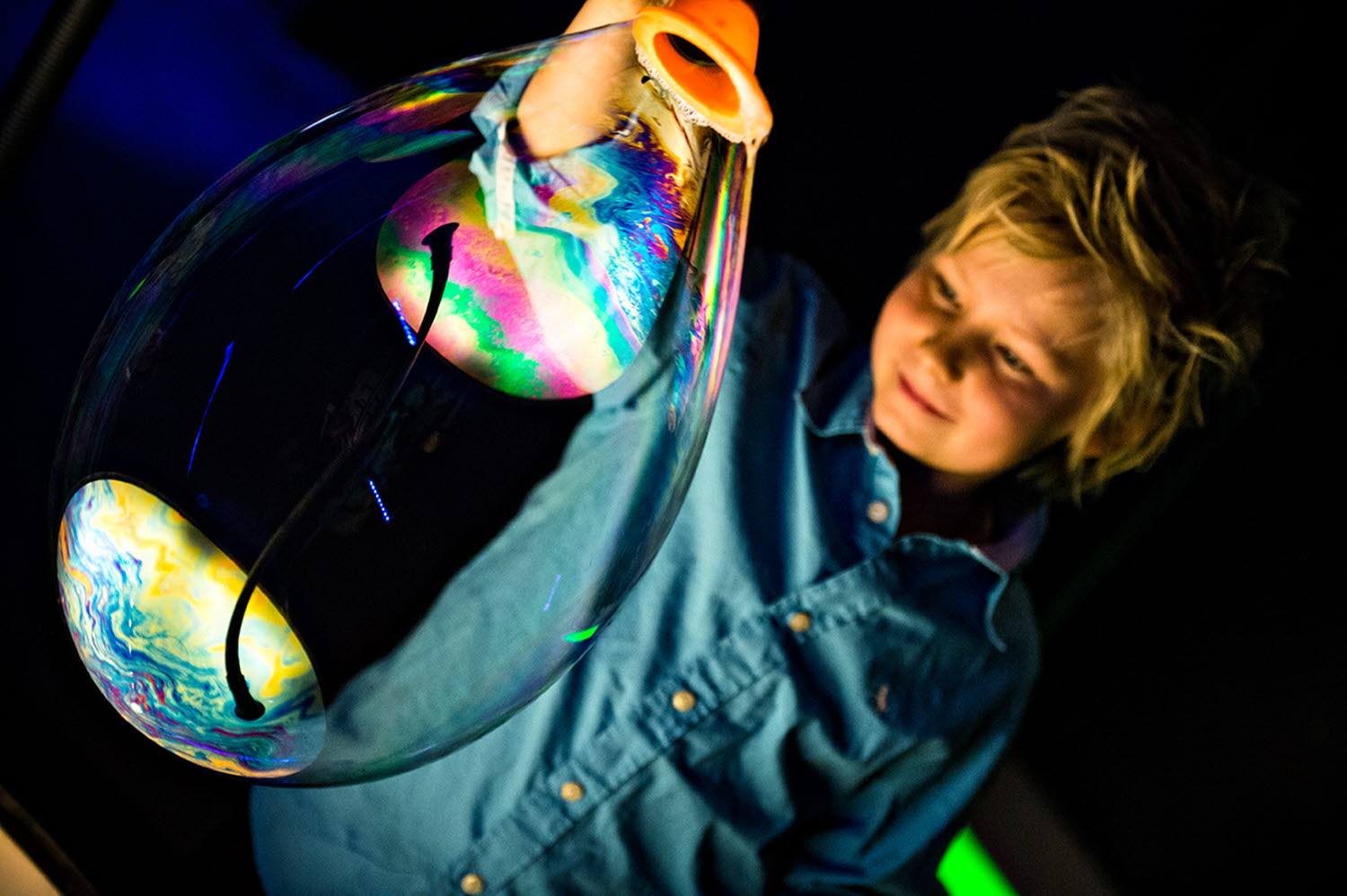 Ett barn provar experimentet Såpbubbelbordet Ett barn provar experimentet Såpbubbelbordet