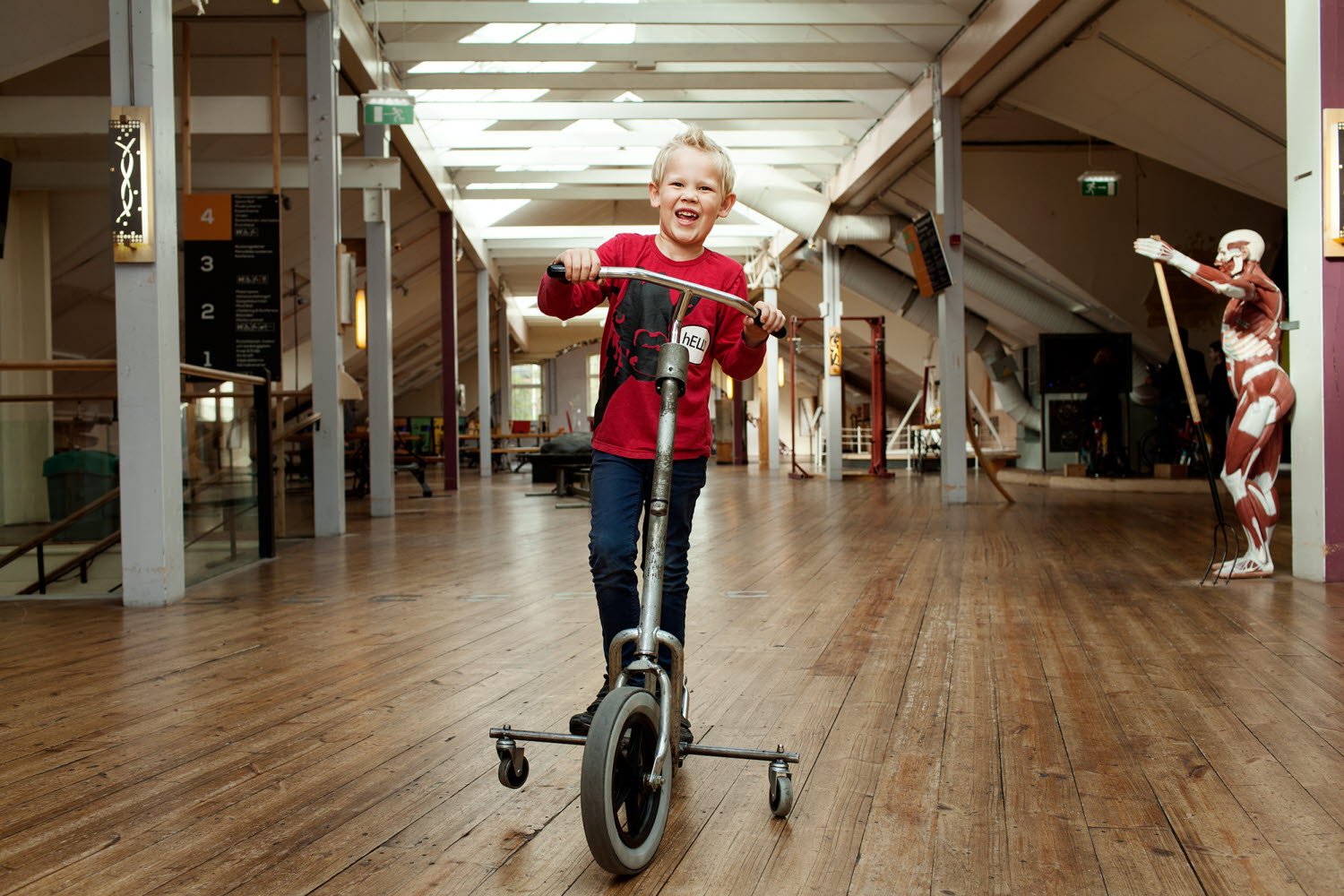 Ett barn provar experimentet Felstyrda cykeln Ett barn provar experimentet Felstyrda cykeln