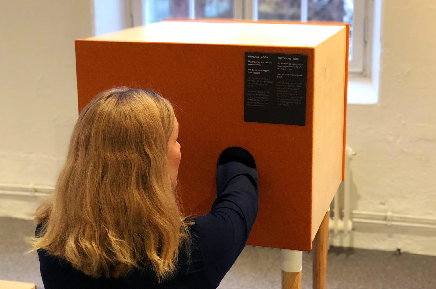 En person provar experimentet Hemliga lådan En person provar experimentet Hemliga lådan
