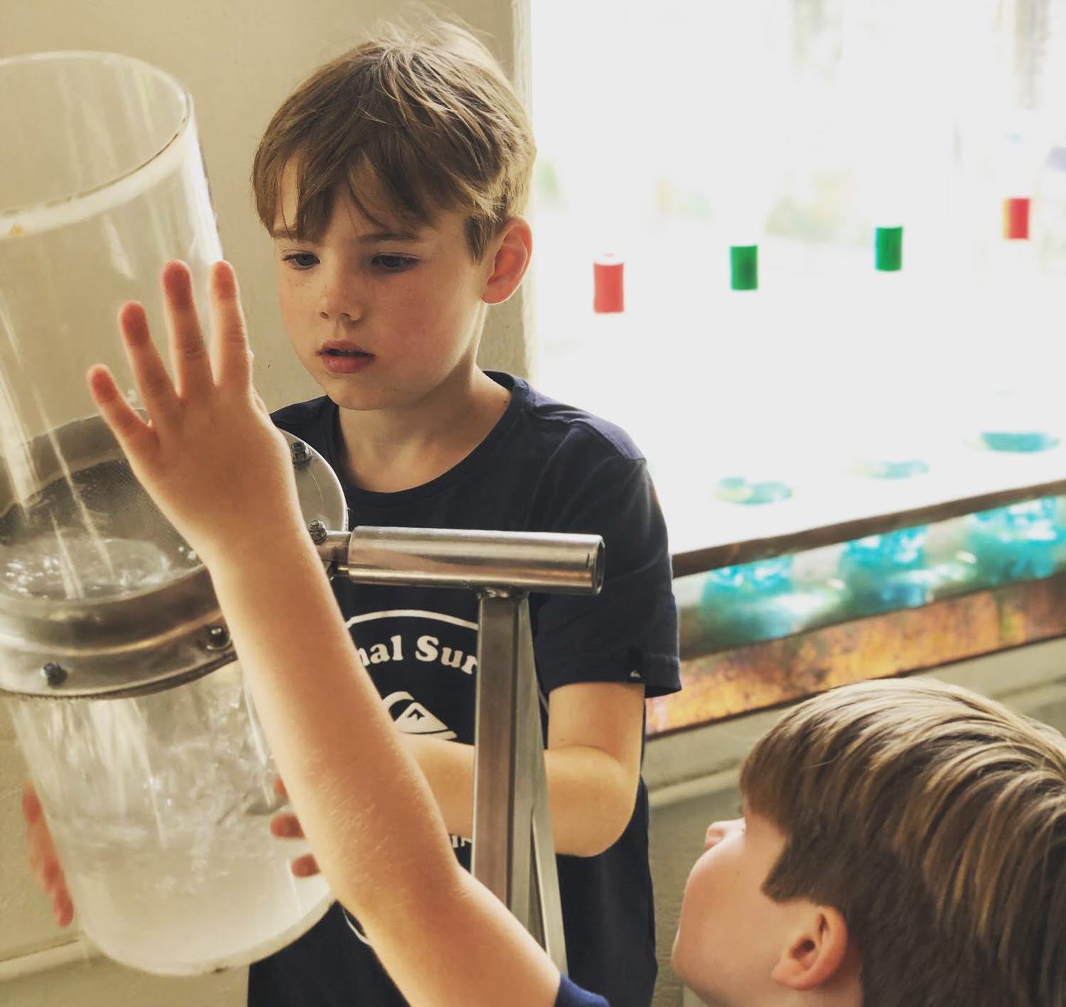 Två barn provar experimentet Ytspänning