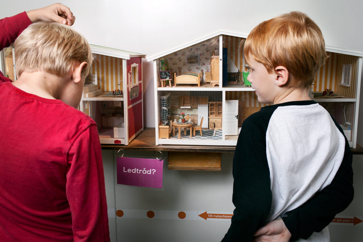 Två barn tittar på experimentet Finn fem fel Två barn tittar på experimentet Finn fem fel