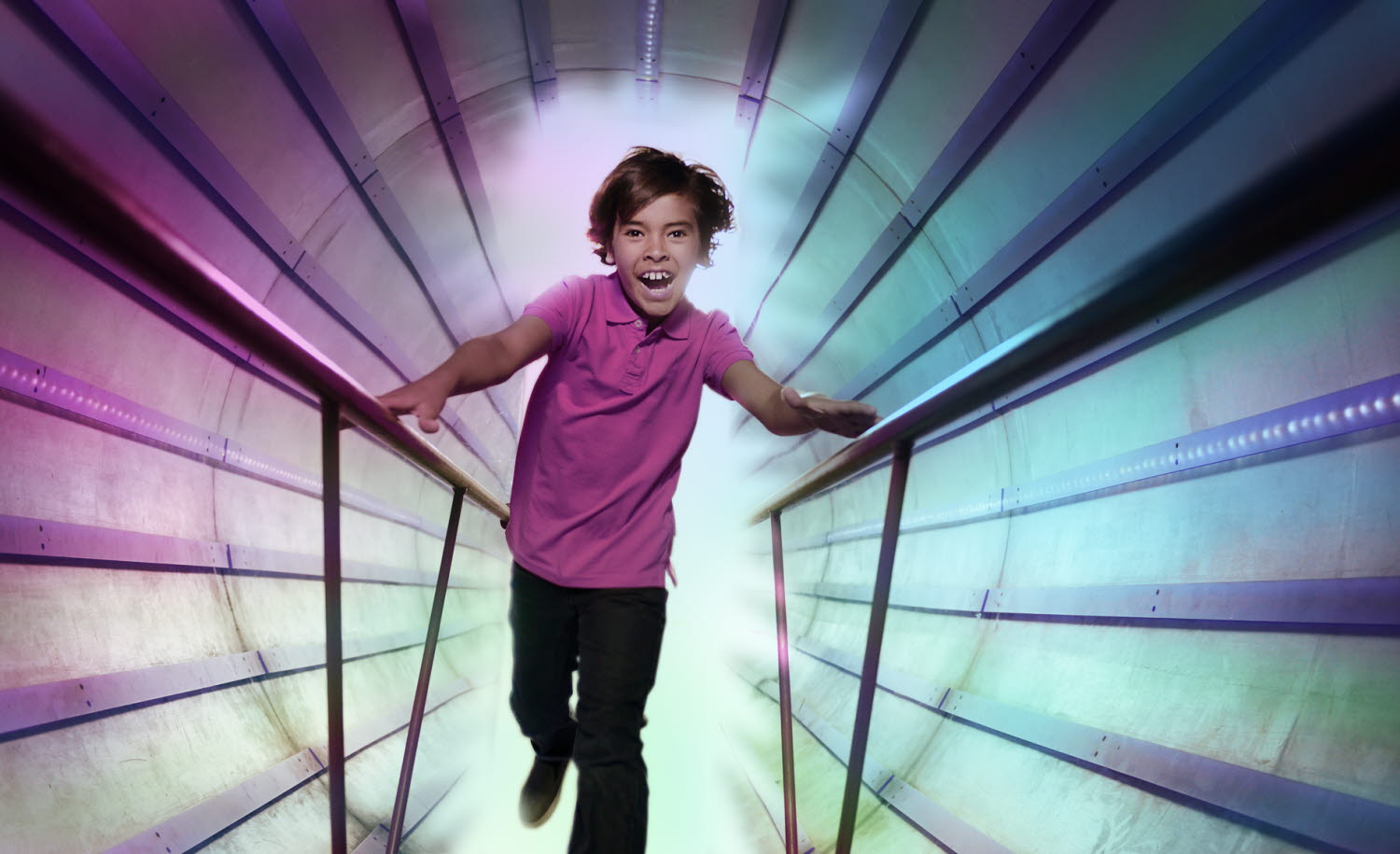 Ett barn provar experimentet Ljuset i tunneln