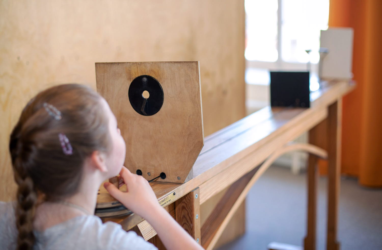 Ett barn provar experimentet Ögonmåttet Ett barn provar experimentet Ögonmåttet