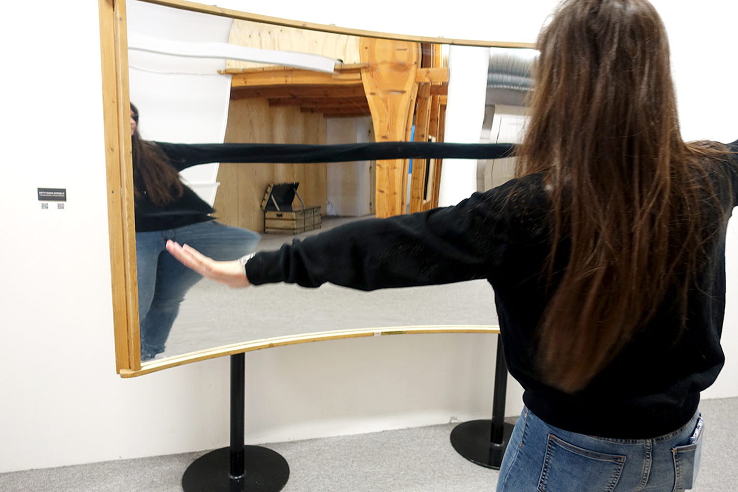 En person provar experimentet Rättvända spegeln En person provar experimentet Rättvända spegeln