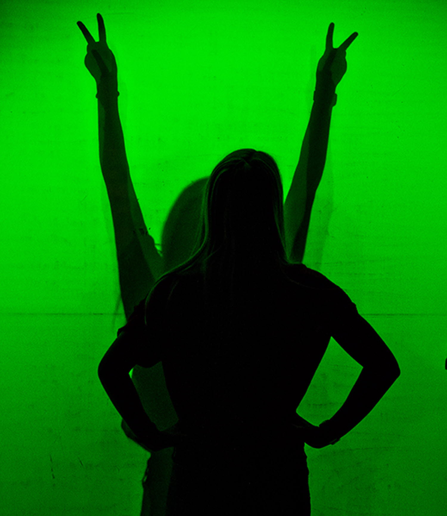 En person provar experimentet Stående skuggan En person provar experimentet Stående skuggan
