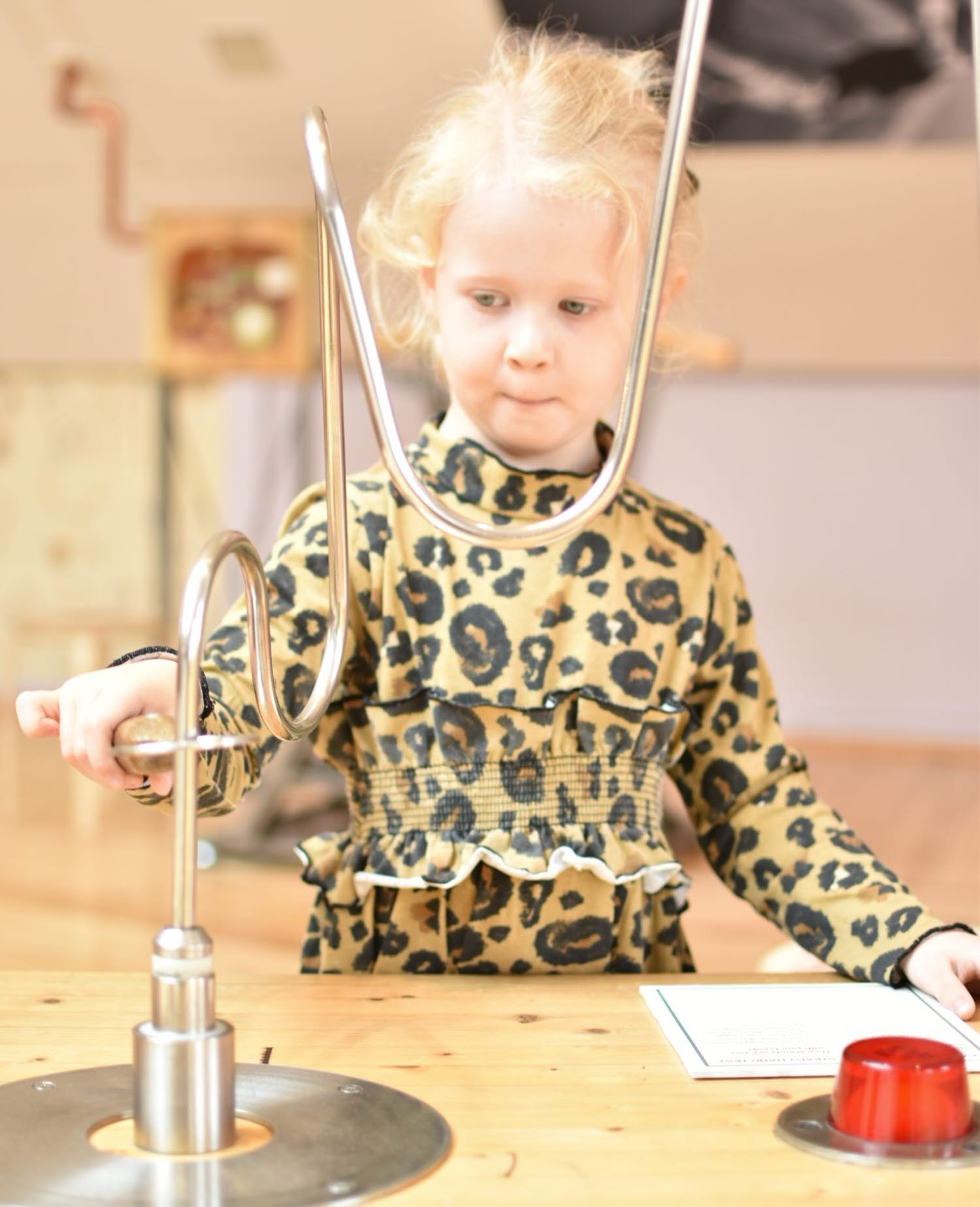 Ett barn provar experimentet Darrhäntstestet Ett barn provar experimentet Darrhäntstestet