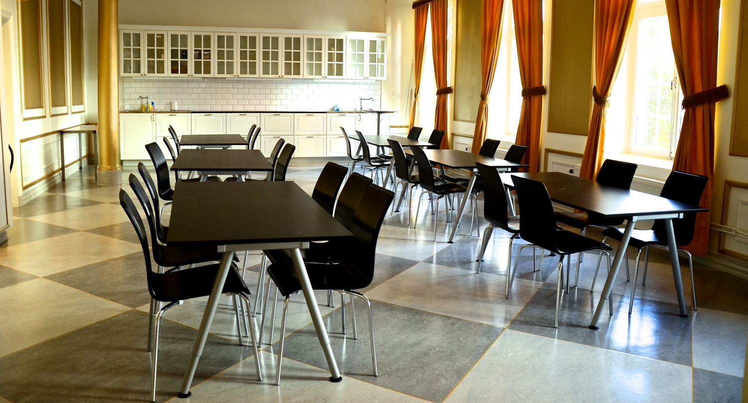 Bord och stolar i ett konferensrum
