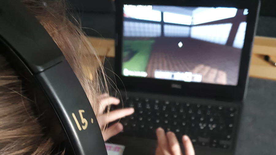Elev arbetar i Minecraft
