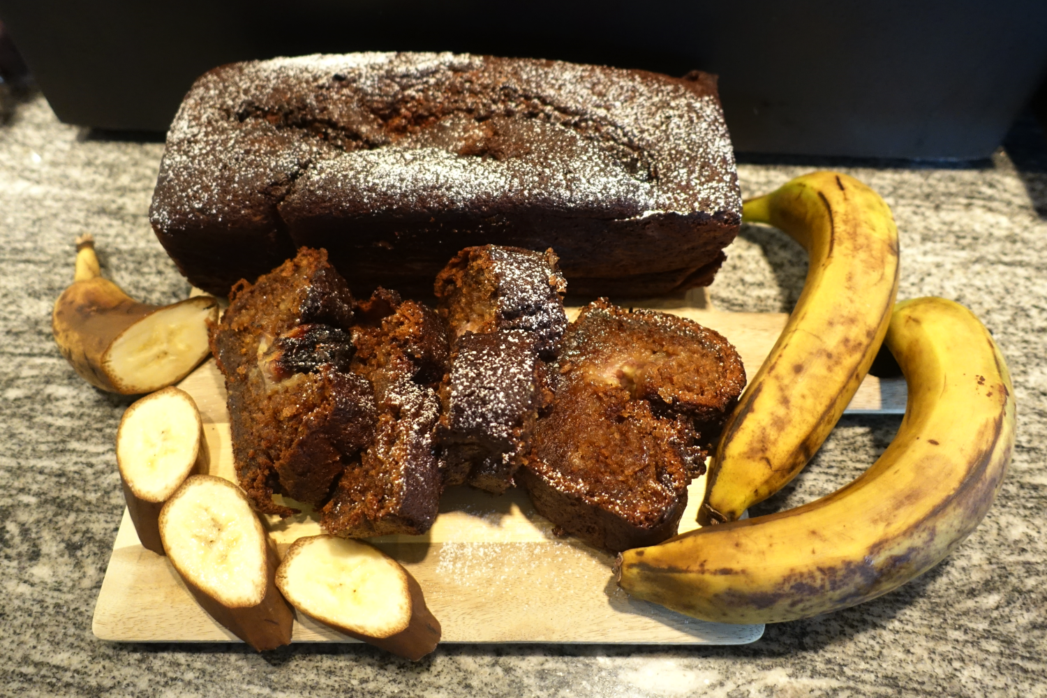 Banankaka och hela och uppskurna bananer Banankaka och hela och uppskurna bananer
