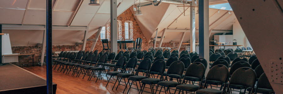 Konferensstolar i vindslokal