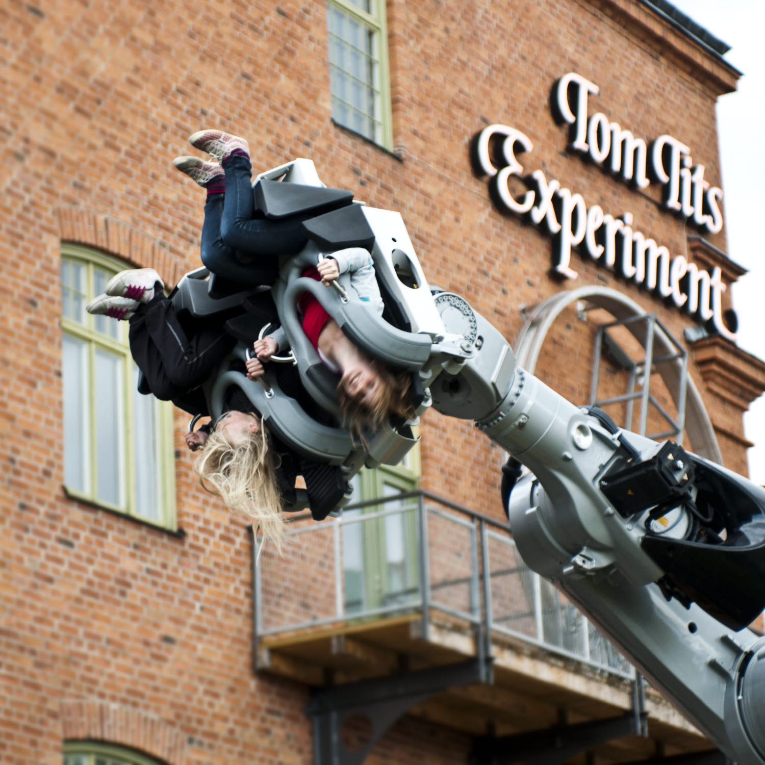 Två personer provar experimentet Robocoaster