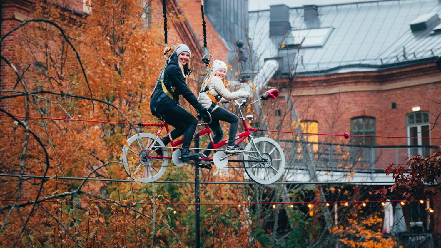 Förälder och barn cyklar på lina Förälder och barn cyklar på lina