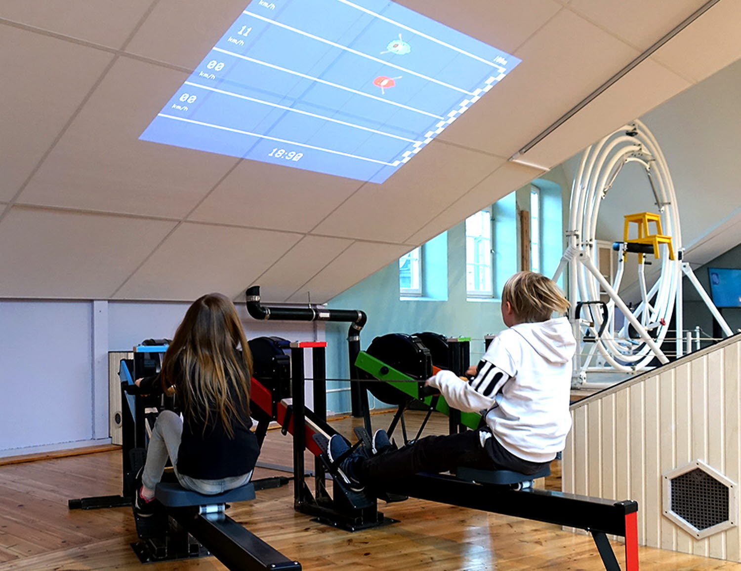 Två barn provar experimentet Roddmaskinerna Två barn provar experimentet Roddmaskinerna