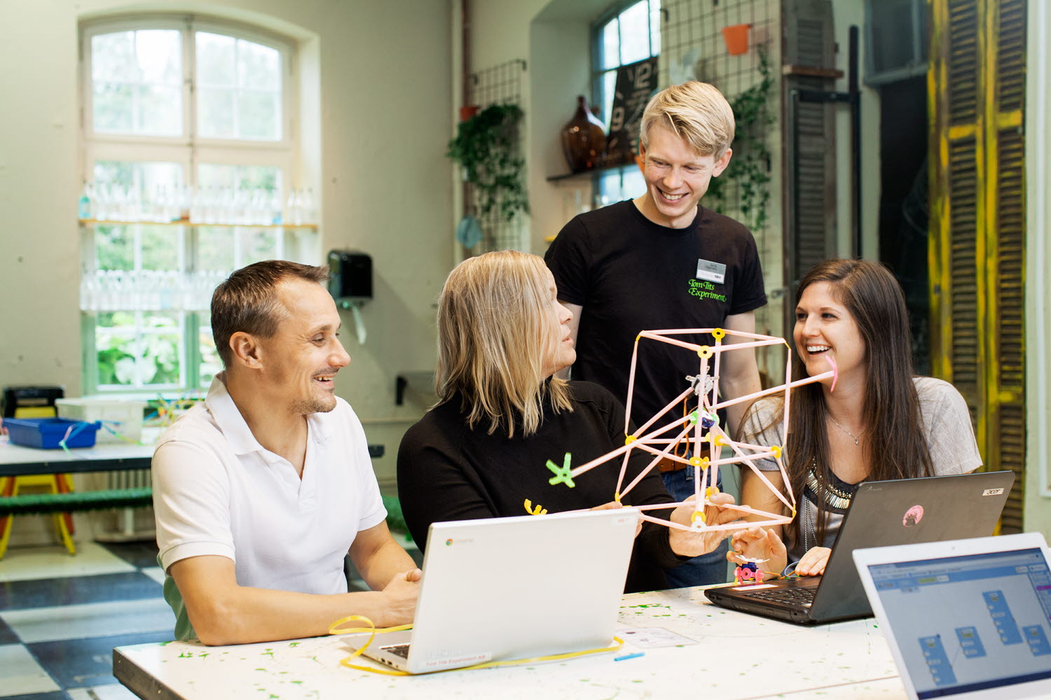 Lärare experimenterar på kurs Lärare experimenterar på kurs