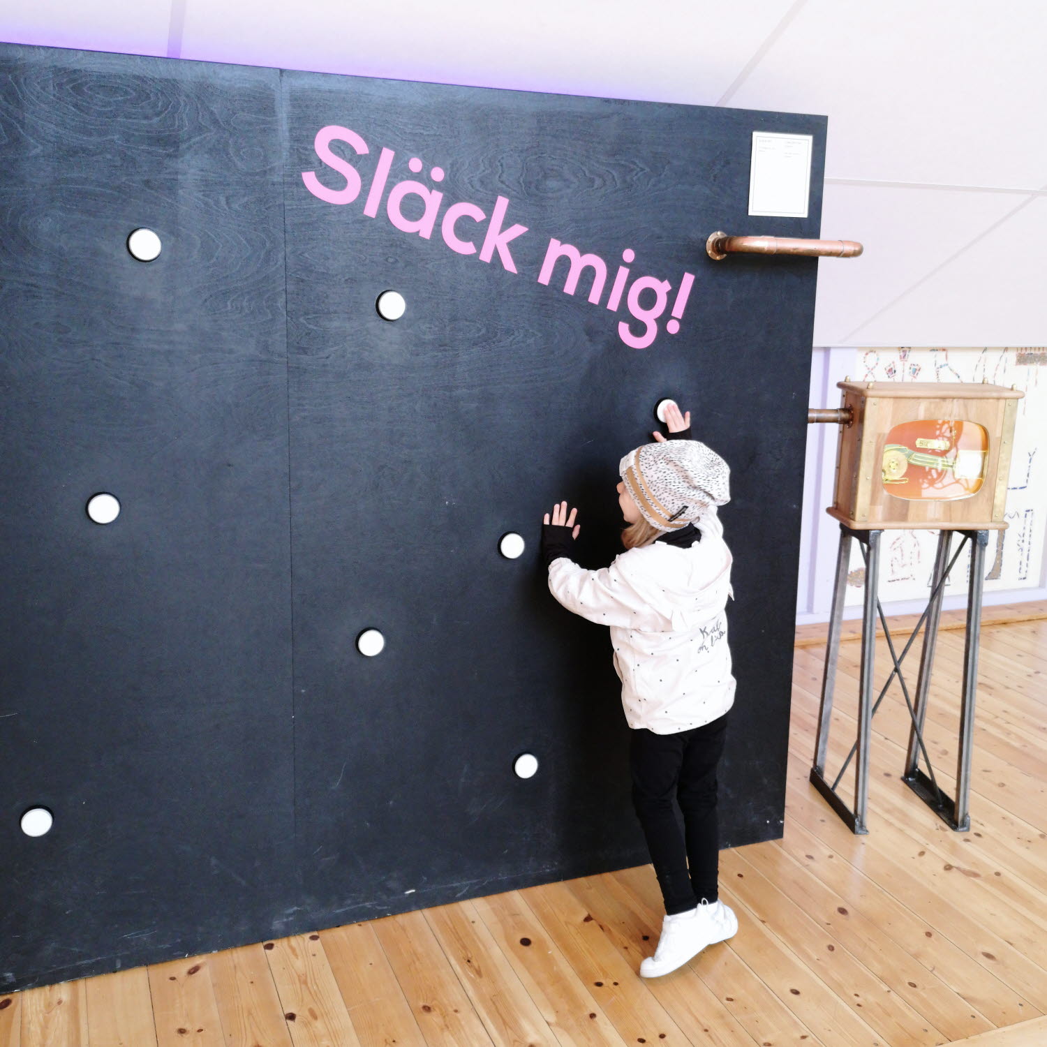 Ett barn provar experimentet Målvakten Ett barn provar experimentet Målvakten