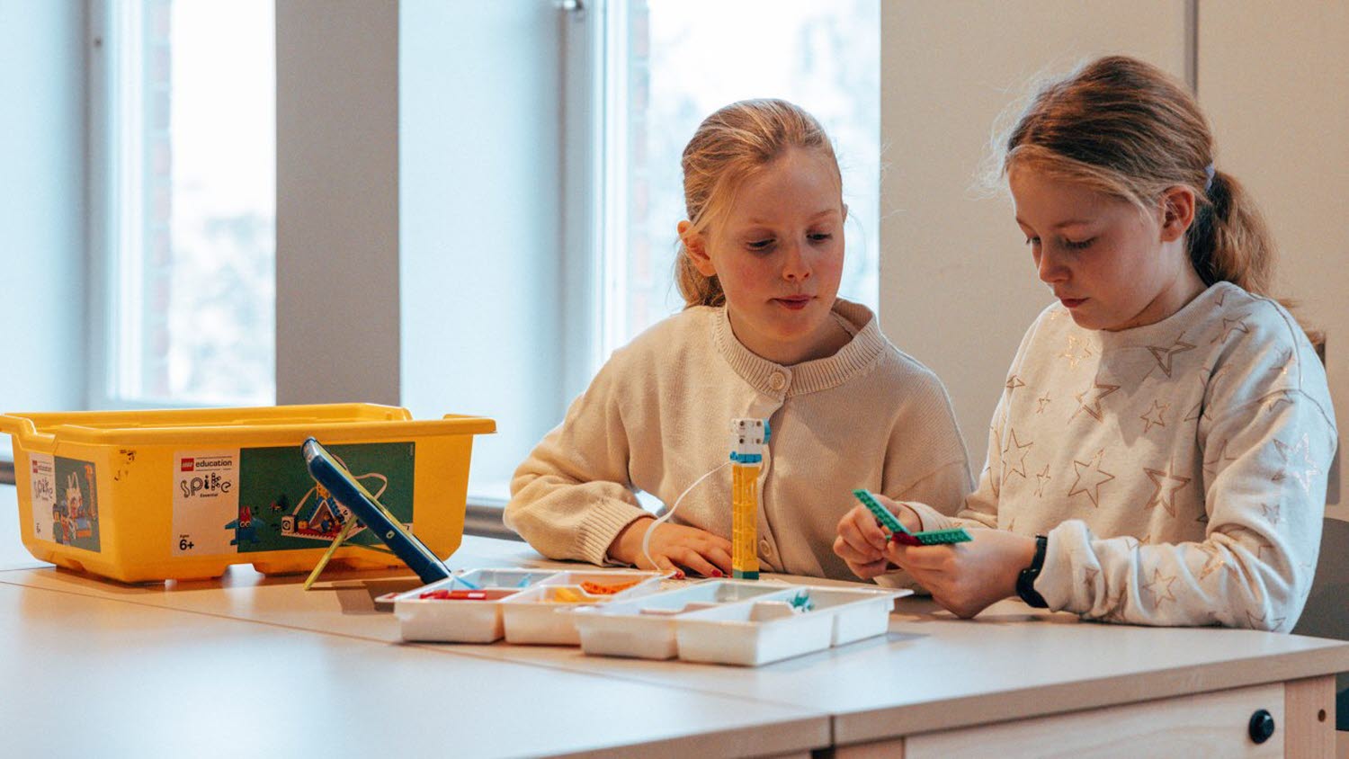 Barn bygger med Lego