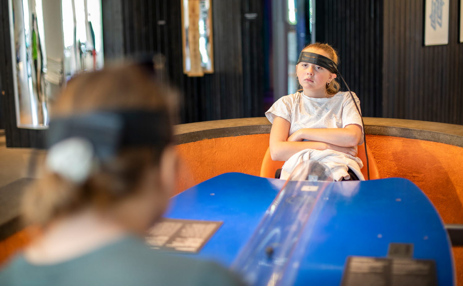 Två personer provar experimentet Mindball Två personer provar experimentet Mindball