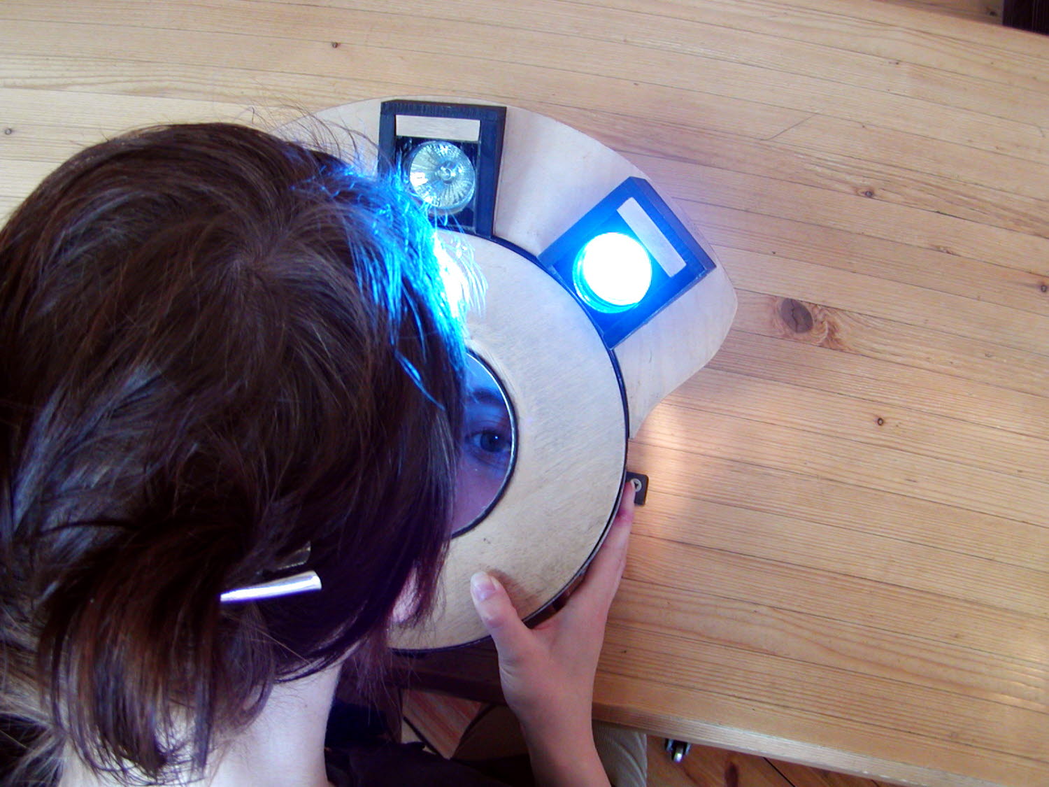 En person provar experimentet Pupillspegeln En person provar experimentet Pupillspegeln