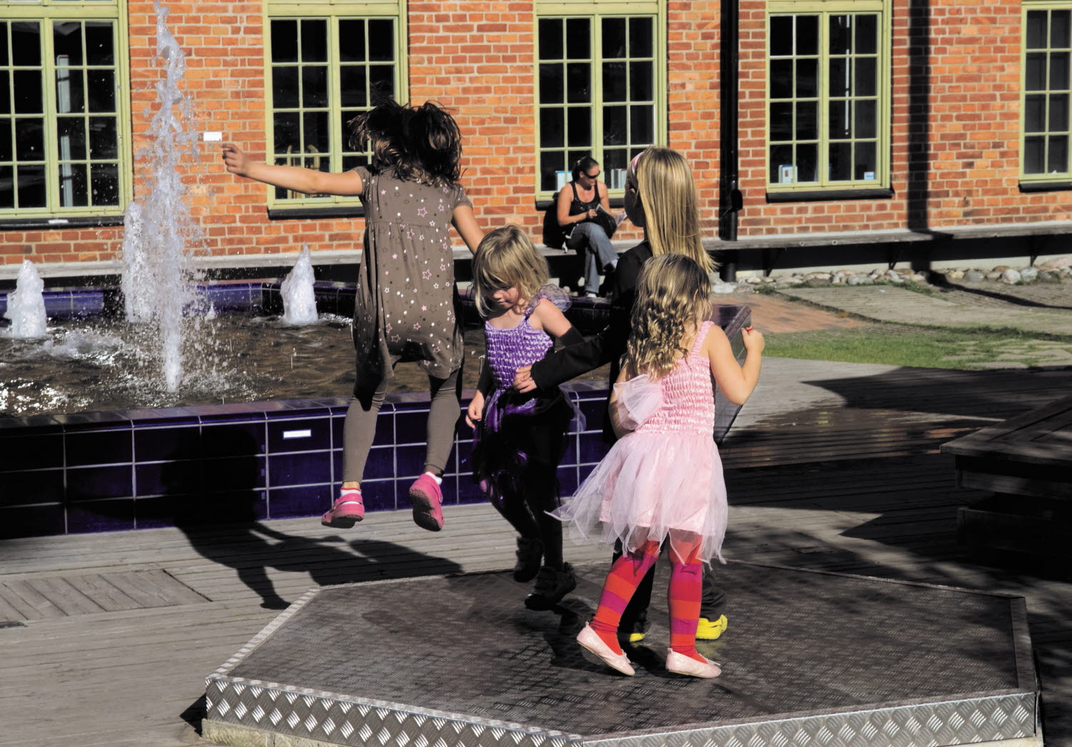 Fyra barn provar experimentet Rörelsefontänen Fyra barn provar experimentet Rörelsefontänen