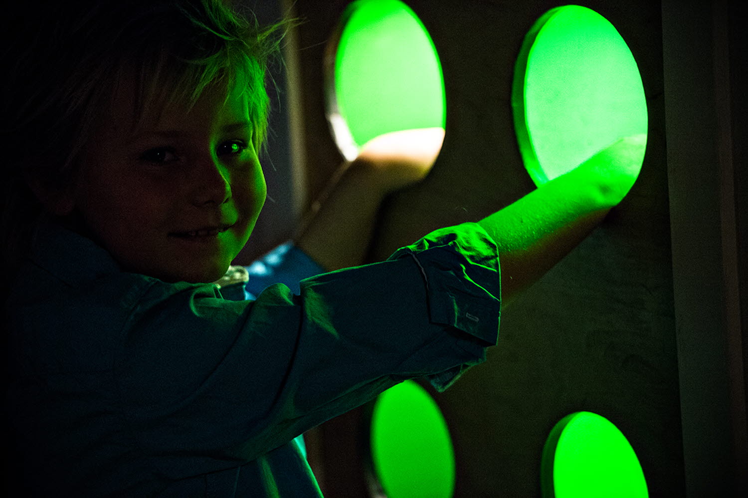 Ett barn provar experimentet Gröna rum