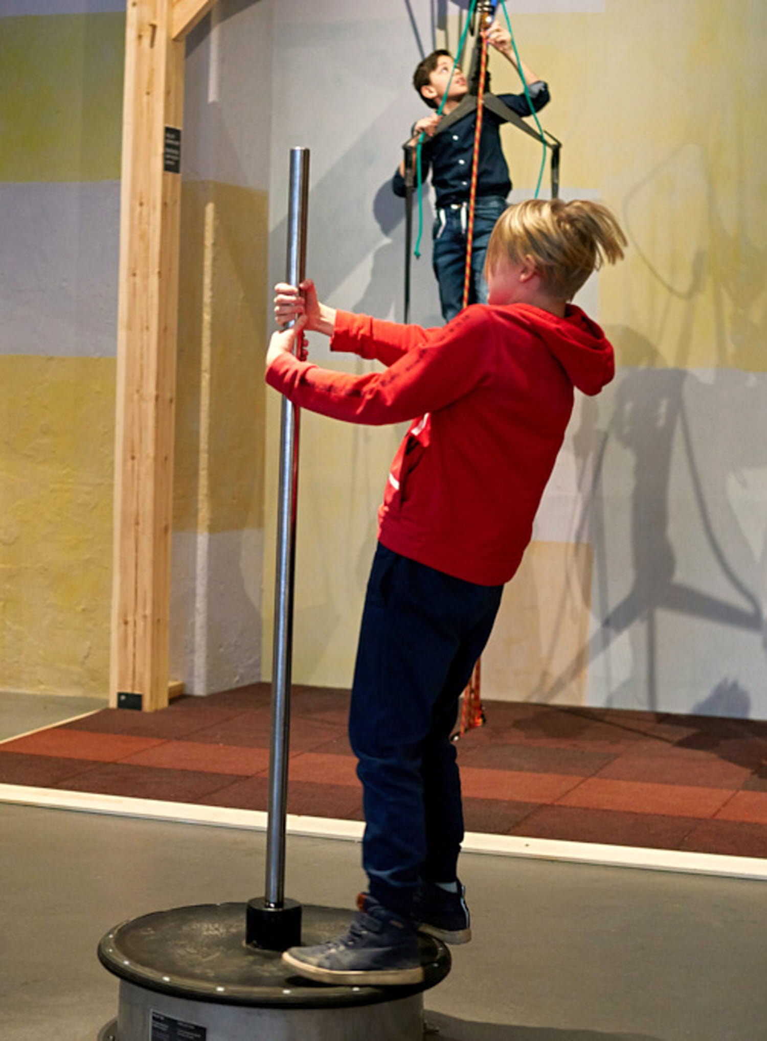 Ett barn provar experimentet Piruetten Ett barn provar experimentet Piruetten