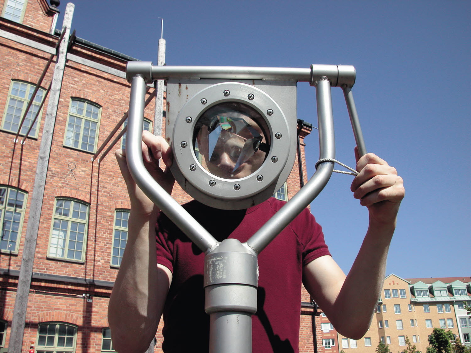 En person tittar genom experimentet Glasprismat En person tittar genom experimentet Glasprismat