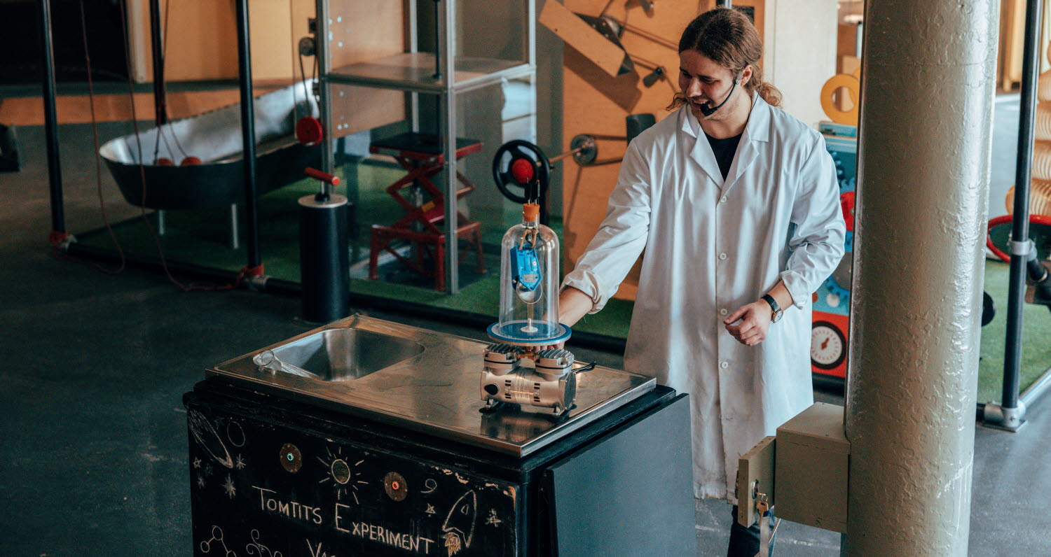 Man experimenterar med vakuum Man experimenterar med vakuum