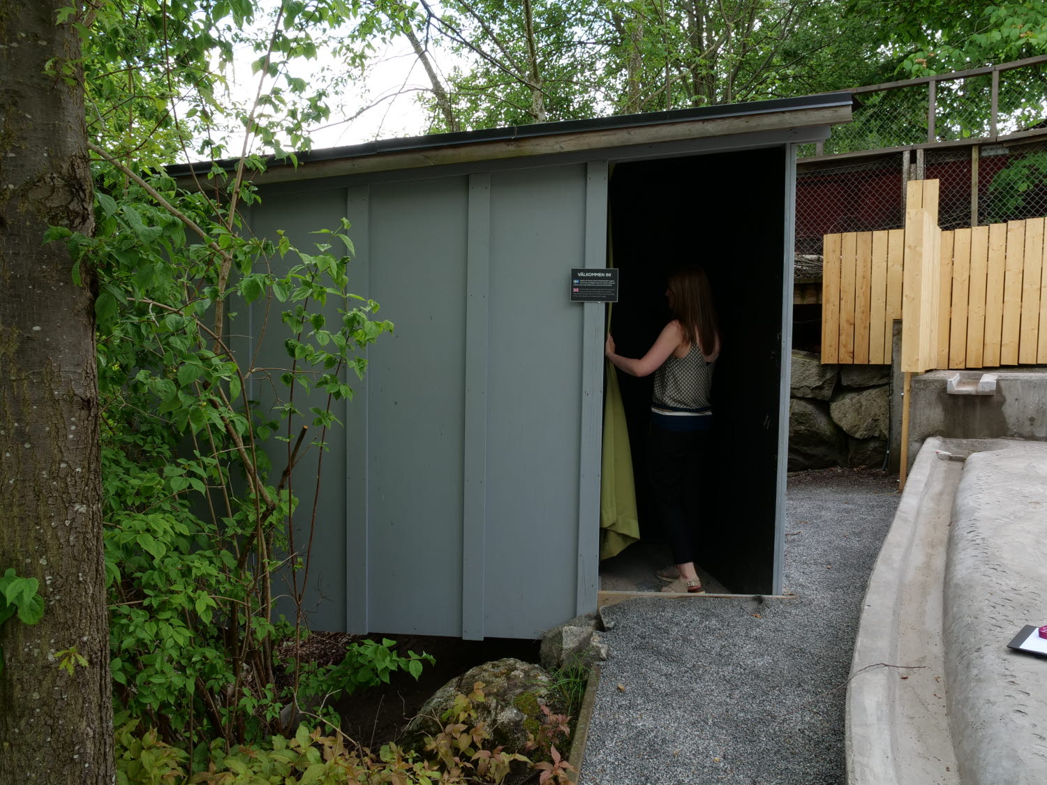 Tjej går in i ett litet hus som är experimentet Camera obscurra Tjej går in i ett litet hus som är experimentet Camera obscurra