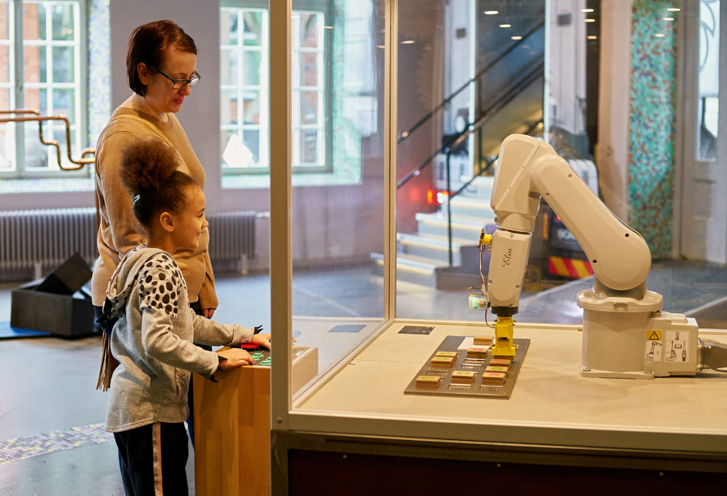 En vuxen och ett barn provar experimentet Roboten